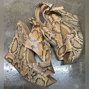 Sz 8.5 JustFab Snakeskin Wedge Heel Sandals
